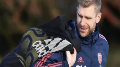 “布莱顿球迷点球判罚争议：金钱诱惑裁判，最终判罚被撤销”